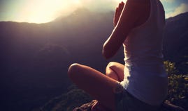 Mujer joven de la yoga en la montaña de la salida del sol fotografía de archivo Mujer joven de la yoga en la montaña de la salida del sol fotografía de archivo