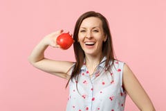 Mujer joven de risa en la ropa del verano que sostiene la fruta roja madura fresca de la manzana aislada en fondo en colores past fotos de archivo Mujer joven de risa en la ropa del verano que sostiene la fruta roja madura fresca de la manzana aislada en fondo en colores past fotos de archivo