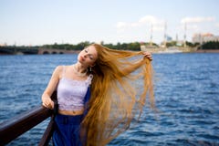 Mujer joven del redhead imagenes de archivo Mujer joven del redhead imagenes de archivo
