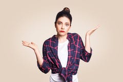 Mujer joven desconcertada y desorientada con los brazos hacia fuera, encogiendo sus hombros, decir: quién cuida, qué, yo pone el fotos de archivo Mujer joven desconcertada y desorientada con los brazos hacia fuera, encogiendo sus hombros, decir: quién cuida, qué, yo pone el fotos de archivo