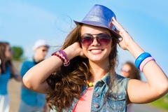 Mujer joven elegante en gafas de sol fotos de archivo Mujer joven elegante en gafas de sol fotos de archivo