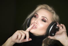Mujer joven emocional natural hermosa que escucha la música imagen de archivo libre de regalías Mujer joven emocional natural hermosa que escucha la música imagen de archivo libre de regalías