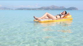 Mujer joven en balsa de la piscina almacen de video Mujer joven en balsa de la piscina almacen de video