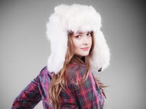 Mujer joven en casquillo de la piel de la ropa del invierno Fotografía de archivo Mujer joven en casquillo de la piel de la ropa del invierno Fotografía de archivo