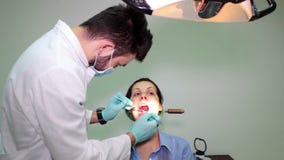 Mujer joven en el examen dental metrajes Mujer joven en el examen dental metrajes
