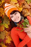Mujer joven en hojas anaranjadas del otoño. foto de archivo libre de regalías Mujer joven en hojas anaranjadas del otoño. foto de archivo libre de regalías