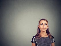 Mujer joven escéptica que toma la decisión imagen de archivo libre de regalías Mujer joven escéptica que toma la decisión imagen de archivo libre de regalías