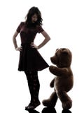 Mujer joven extraña y silueta viciosa del oso de peluche fotos de archivo libres de regalías Mujer joven extraña y silueta viciosa del oso de peluche fotos de archivo libres de regalías