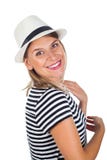 Mujer joven feliz con la camisa rayada y el sombrero Foto de archivo libre de regalías
