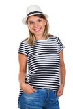 Mujer joven feliz con la camisa rayada y el sombrero Fotografía de archivo