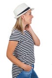 Mujer joven feliz con la camisa rayada y el sombrero Foto de archivo libre de regalías