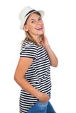 Mujer joven feliz con la camisa rayada y el sombrero Foto de archivo libre de regalías