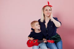 Mujer joven feliz con los hijos Familia alegre foto de archivo Mujer joven feliz con los hijos Familia alegre foto de archivo