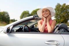 Mujer joven feliz en coche convertible imágenes de archivo libres de regalías Mujer joven feliz en coche convertible imágenes de archivo libres de regalías