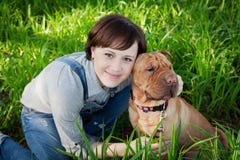Mujer joven feliz sonriente en los guardapolvos del dril de algodón que abrazan su perro lindo rojo Shar Pei en la hierba verde e fotografía de archivo libre de regalías Mujer joven feliz sonriente en los guardapolvos del dril de algodón que abrazan su perro lindo rojo Shar Pei en la hierba verde e fotografía de archivo libre de regalías