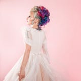 Mujer joven fresca con el pelo coloreado Peinado elegante, estilo informal imágenes de archivo libres de regalías Mujer joven fresca con el pelo coloreado Peinado elegante, estilo informal imágenes de archivo libres de regalías