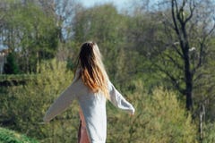 Mujer joven hermosa al aire libre Disfrute de la naturaleza imágenes de archivo libres de regalías Mujer joven hermosa al aire libre Disfrute de la naturaleza imágenes de archivo libres de regalías