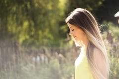 Mujer joven hermosa con el pelo rubio largo Verano asoleado fotografía de archivo Mujer joven hermosa con el pelo rubio largo Verano asoleado fotografía de archivo