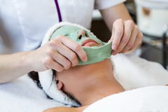 Mujer joven hermosa con la máscara facial antienvejecedora en balneario imagen de archivo libre de regalías Mujer joven hermosa con la máscara facial antienvejecedora en balneario imagen de archivo libre de regalías