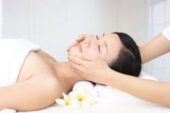 Mujer joven hermosa que recibe masaje facial imagenes de archivo Mujer joven hermosa que recibe masaje facial imagenes de archivo