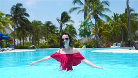 Mujer joven hermosa que se relaja en piscina Muchacha feliz en piscina al aire libre en el hotel de lujo almacen de metraje de vídeo Mujer joven hermosa que se relaja en piscina Muchacha feliz en piscina al aire libre en el hotel de lujo almacen de metraje de vídeo