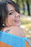 Mujer joven linda triguena que se sienta en naturaleza imagenes de archivo Mujer joven linda triguena que se sienta en naturaleza imagenes de archivo