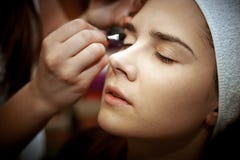 Mujer joven que consigue maquillaje hermoso foto de archivo libre de regalías Mujer joven que consigue maquillaje hermoso foto de archivo libre de regalías