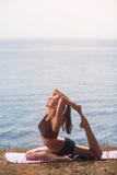 Mujer joven que hace yoga fotos de archivo libres de regalías Mujer joven que hace yoga fotos de archivo libres de regalías