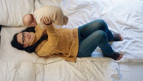 Mujer joven que juega con el bebé en cama Madre feliz que celebra a su niño recién nacido almacen de metraje de vídeo Mujer joven que juega con el bebé en cama Madre feliz que celebra a su niño recién nacido almacen de metraje de vídeo