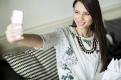 Mujer joven que toma el selfie Fotografía de archivo Mujer joven que toma el selfie Fotografía de archivo