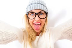 Mujer joven que toma un selfie Fotografía de archivo Mujer joven que toma un selfie Fotografía de archivo