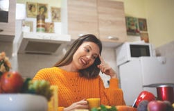 Mujer joven sana en una cocina con las frutas y verduras y el jugo imagen de archivo Mujer joven sana en una cocina con las frutas y verduras y el jugo imagen de archivo