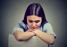 Mujer joven triste en la depresión fotos de archivo Mujer joven triste en la depresión fotos de archivo