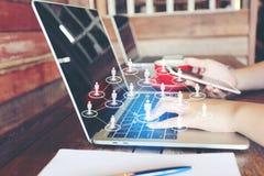 Mujer joven usando el ordenador port?til e icono o holograma en cafeter?a, Internet social y negocio de la red de comunicaciones foto de archivo libre de regalías Mujer joven usando el ordenador port?til e icono o holograma en cafeter?a, Internet social y negocio de la red de comunicaciones foto de archivo libre de regalías