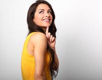 Mujer larga feliz positiva hermosa del peinado en los wi amarillos de la camisa Fotos de archivo Mujer larga feliz positiva hermosa del peinado en los wi amarillos de la camisa Fotos de archivo