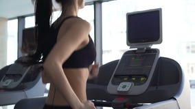 Mujer linda que ejercita en el gimnasio Mujer linda que ejercita en el gimnasio