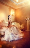 Mujer magnífica de la belleza en vestido de noche hermoso en sitio lujoso del interior del estilo fotos de archivo Mujer magnífica de la belleza en vestido de noche hermoso en sitio lujoso del interior del estilo fotos de archivo
