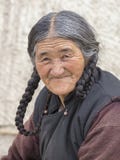 Mujer mayor del retrato en la calle en Leh, Ladakh La India Foto de archivo libre de regalías Mujer mayor del retrato en la calle en Leh, Ladakh La India Foto de archivo libre de regalías