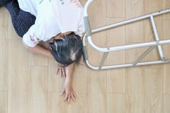 Mujer mayor que cae abajo en casa, ataque del hogar imágenes de archivo libres de regalías Mujer mayor que cae abajo en casa, ataque del hogar imágenes de archivo libres de regalías