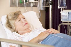 Mujer mayor que duerme en cama de hospital imagen de archivo libre de regalías Mujer mayor que duerme en cama de hospital imagen de archivo libre de regalías