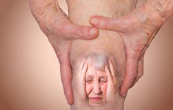 Mujer mayor que sostiene la rodilla con dolor foto de archivo Mujer mayor que sostiene la rodilla con dolor foto de archivo