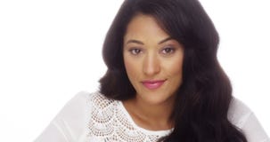 Mujer mexicana hermosa que sonríe en la cámara fotos de archivo libres de regalías Mujer mexicana hermosa que sonríe en la cámara fotos de archivo libres de regalías