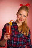Mujer modela caucásica rubia joven hermosa con un vidrio de coc Fotografía de archivo Mujer modela caucásica rubia joven hermosa con un vidrio de coc Fotografía de archivo