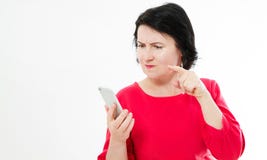 Mujer morena enojada en el glóbulo rojo de tenencia del vestido enfadado no trabajando el smartphone, muchacha adolescente furios imagenes de archivo Mujer morena enojada en el glóbulo rojo de tenencia del vestido enfadado no trabajando el smartphone, muchacha adolescente furios imagenes de archivo