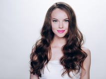 Mujer morena hermosa con la extensión de las pestañas y la barra de labios rizada morena larga del rosa del peinado imagen de archivo libre de regalías Mujer morena hermosa con la extensión de las pestañas y la barra de labios rizada morena larga del rosa del peinado imagen de archivo libre de regalías