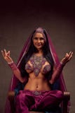 Mujer morena hermosa en pantalones, purdah y el adorno afghani imagenes de archivo Mujer morena hermosa en pantalones, purdah y el adorno afghani imagenes de archivo