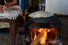 Mujer musulm?n que hace la comida foto de archivo Mujer musulm?n que hace la comida foto de archivo