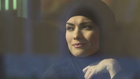 Mujer musulmán feliz que mira hacia fuera a través de la ventana, vida acertada, las derechas iguales almacen de metraje de vídeo Mujer musulmán feliz que mira hacia fuera a través de la ventana, vida acertada, las derechas iguales almacen de metraje de vídeo