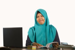 Mujer musulmán feliz y acertada joven del estudiante en el funcionamiento tradicional de la bufanda de la cabeza del hijab del Is imagen de archivo libre de regalías Mujer musulmán feliz y acertada joven del estudiante en el funcionamiento tradicional de la bufanda de la cabeza del hijab del Is imagen de archivo libre de regalías