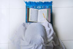 Mujer musulmán que lee Quran santo Fotografía de archivo libre de regalías Mujer musulmán que lee Quran santo Fotografía de archivo libre de regalías